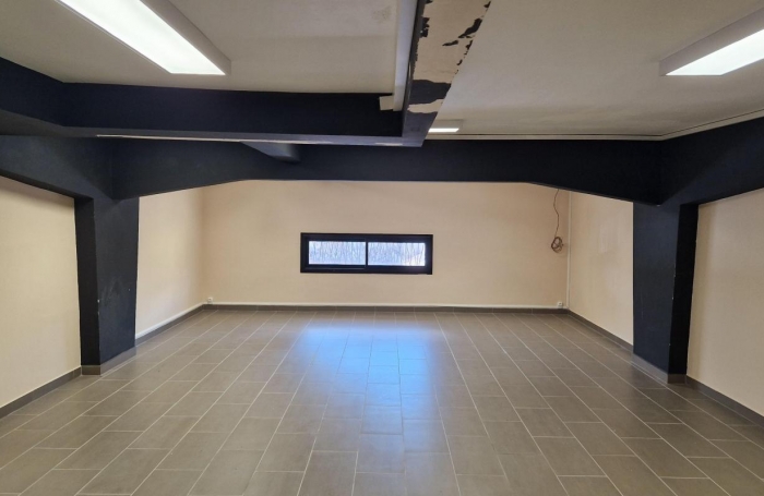 Vente Local commercial 350m&sup2; 5 pi&#232;ces Saint André