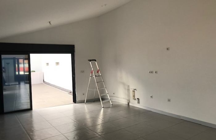 Local professionnel 120 m2 en R+1 centre ville Saint Denis