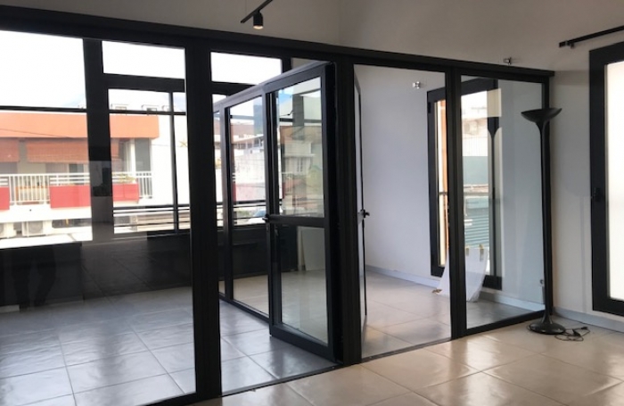 Local professionnel 120 m2 en R+1 centre ville Saint Denis