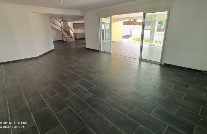 Location Maison 203m&sup2; 5 pi&#232;ces Ravine des Cabris