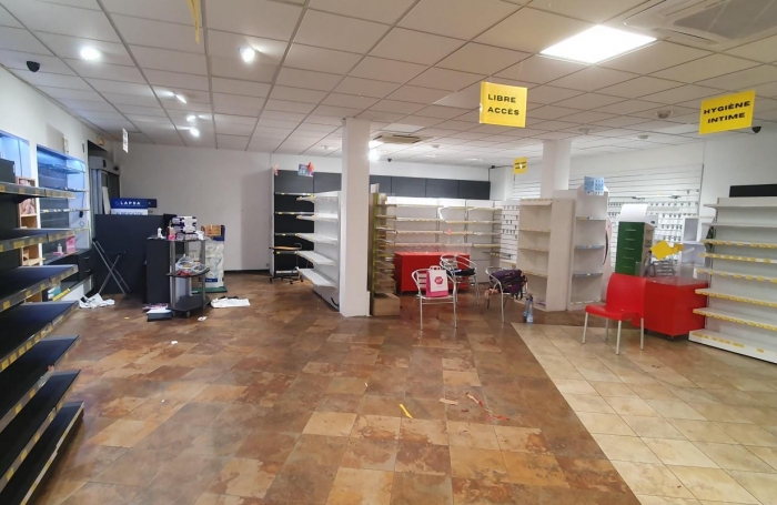 Location Local commercial 390m&sup2; 2 pi&#232;ces Saint Louis