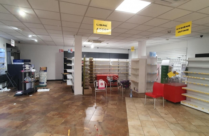 Location Local commercial 390m&sup2; 2 pi&#232;ces Saint Louis