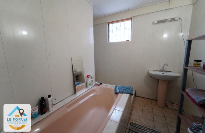 TAMPON - VILLA F4 - GRAND TERRAIN - A RAFRAICHIR - SECTEUR RECHERCHE