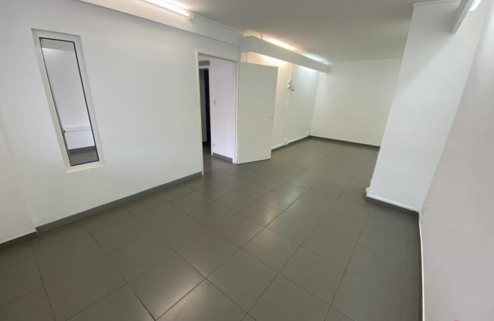 Location Local commercial 44m&sup2; 2 pi&#232;ces Saint Denis