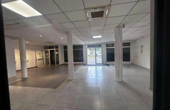 Location Local commercial 100m&sup2; 4 pi&#232;ces Saint André