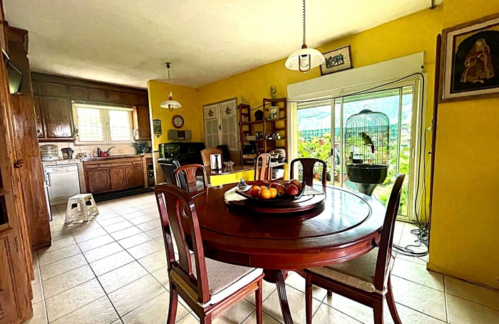 À vendre : Villa spacieuse de 240 m2 à Sainte Clotilde, secteur Bois de Nèfles