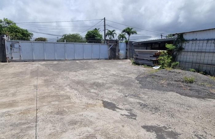 Location Local commercial 819m&sup2; 4 pi&#232;ces Saint Louis