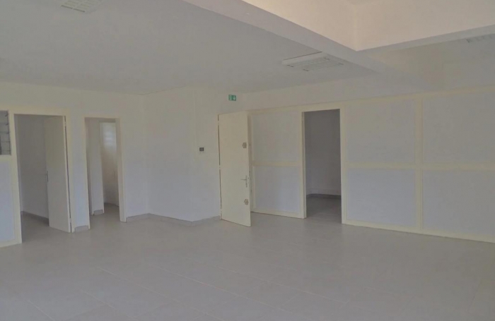 Location Local commercial 60m&sup2; 3 pi&#232;ces Saint-Benoît
