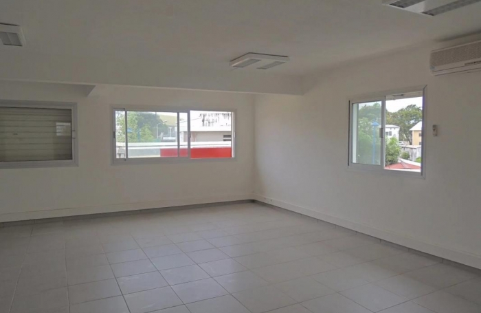 Location Local commercial 60m&sup2; 3 pi&#232;ces Saint-Benoît