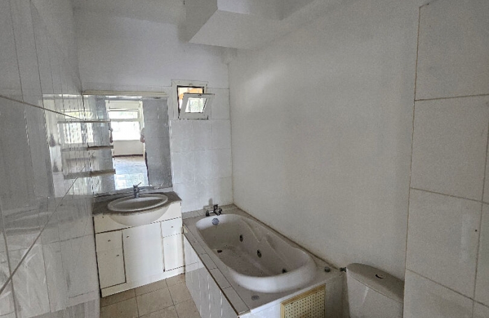 Vente Local commercial 71.86m² 2 pièces Saint Denis