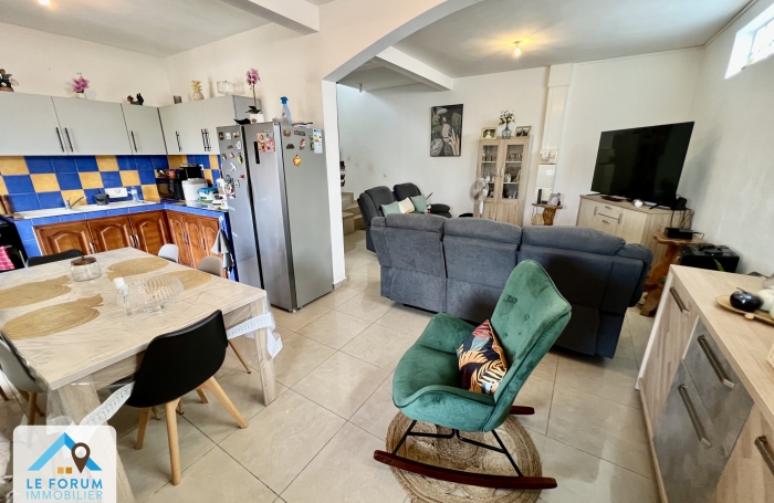 SAINT PHILIPPE 97442 - ENSEMBLE IMMOBILIER EN BON ETAT GENERAL - QUARTIER PRISE