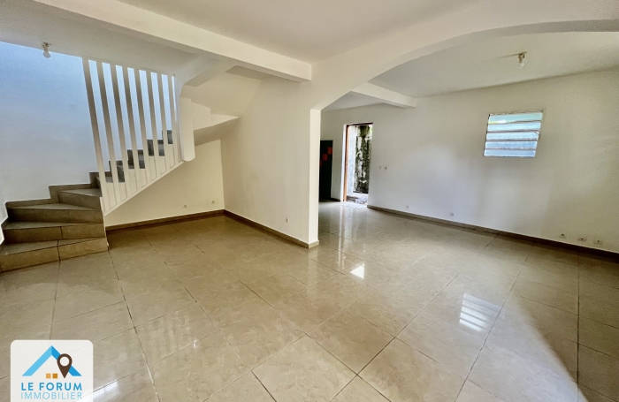 SAINT PHILIPPE 97442 - ENSEMBLE IMMOBILIER EN BON ETAT GENERAL - QUARTIER PRISE