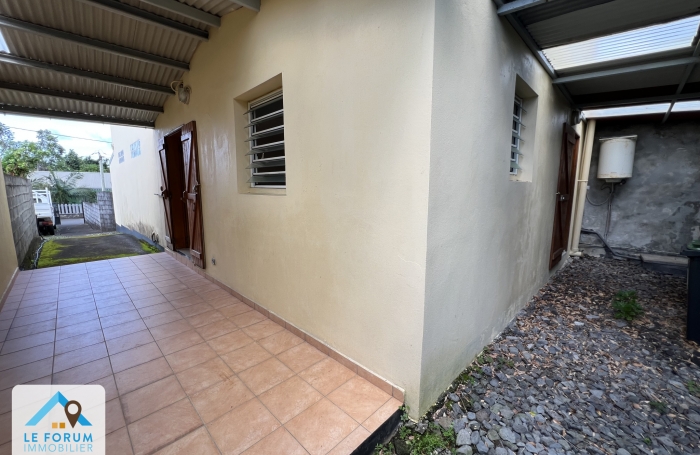 SAINT PHILIPPE 97442 - ENSEMBLE IMMOBILIER EN BON ETAT GENERAL - QUARTIER PRISE