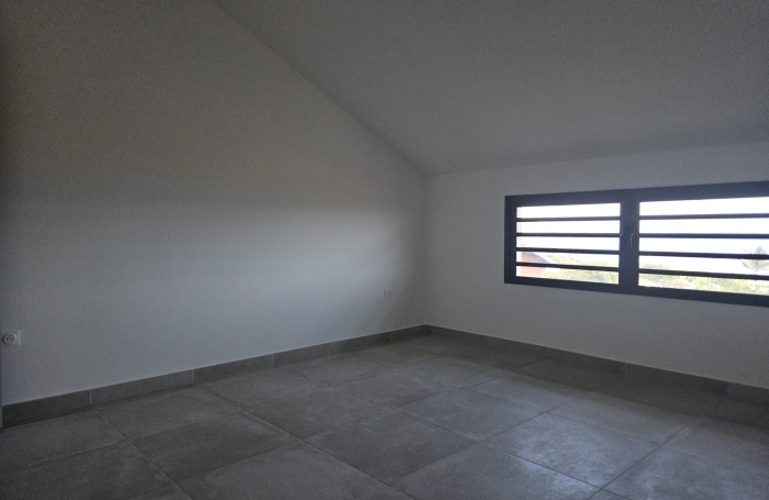 T3 75m2 neuf à louer Saint Leu, vue mer