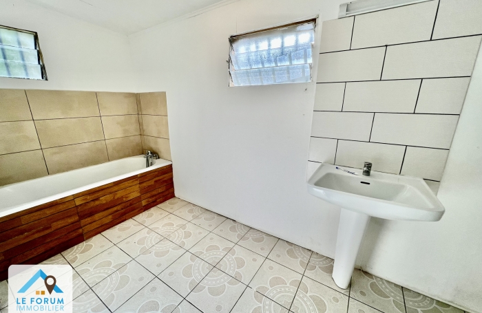 TAMPON 97430 - ENSEMBLE IMMOBILIER TOTALEMENT INDEPENDANT - SECTEUR DE CHARME