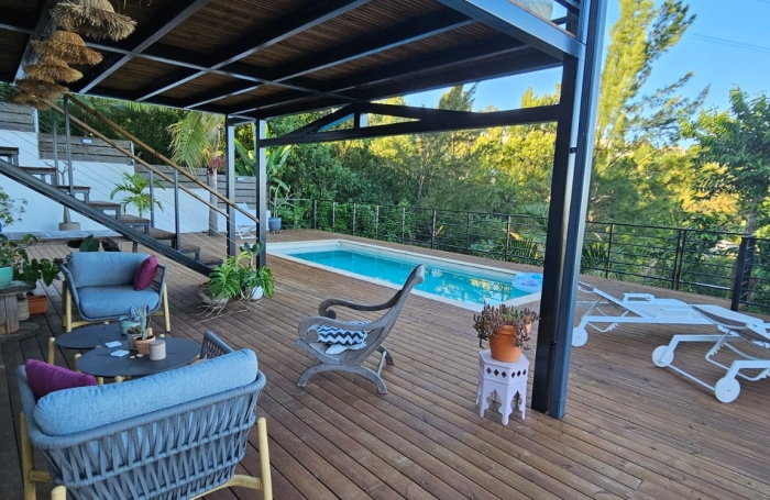 A louer : grande maison F4 + T2 avec terrasse et piscine à louer à La Possession