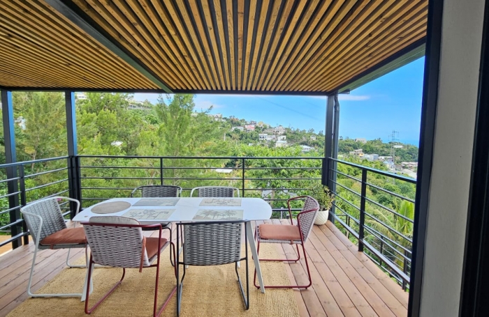 A louer : grande maison F4 + T2 avec terrasse et piscine à louer à La Possession
