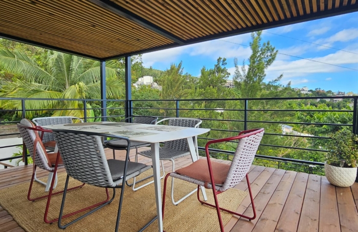 A louer : grande maison F4 + T2 avec terrasse et piscine à louer à La Possession