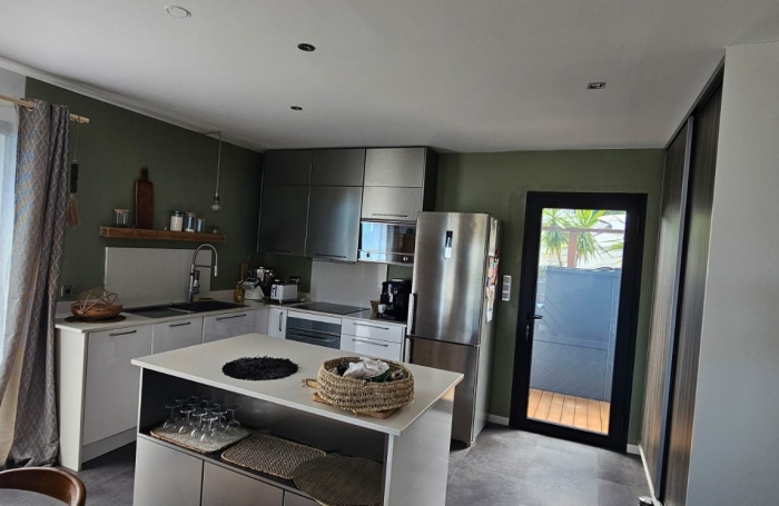 A louer : grande maison F4 + T2 avec terrasse et piscine à louer à La Possession