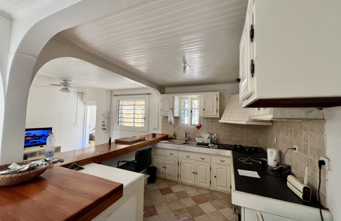 SAINT JOSEPH 97480 - MAISON F2 - BEAUX VOLUMES - TERRAIN CLÔTURÉ - AU CALME - PROCHE TOUTES COMMODITÉS