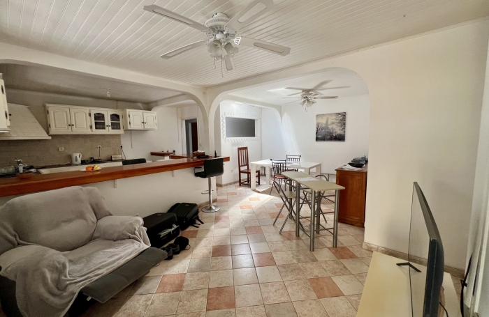 SAINT JOSEPH 97480 - MAISON F2 - BEAUX VOLUMES - TERRAIN CLÔTURÉ - AU CALME - PROCHE TOUTES COMMODITÉS