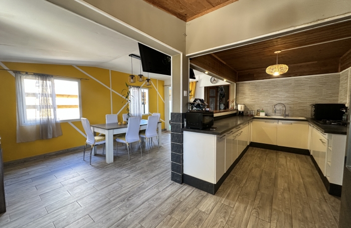 SAINT JOSEPH 97480 - MAISON A ÉTAGE - EN MITOYENNETE - QUARTIER RECHERCHÉ