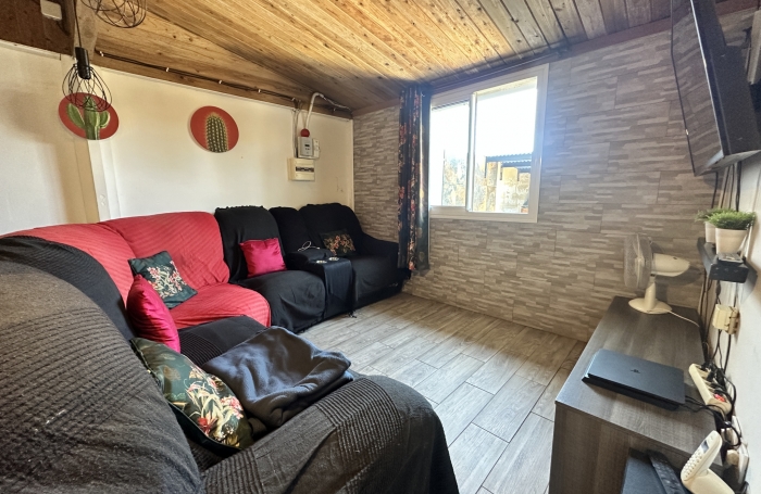 SAINT JOSEPH 97480 - MAISON A ÉTAGE - EN MITOYENNETE - QUARTIER RECHERCHÉ