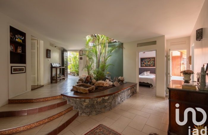 Vente Divers 500m&sup2; 7 pi&#232;ces Saint Gilles les Bains