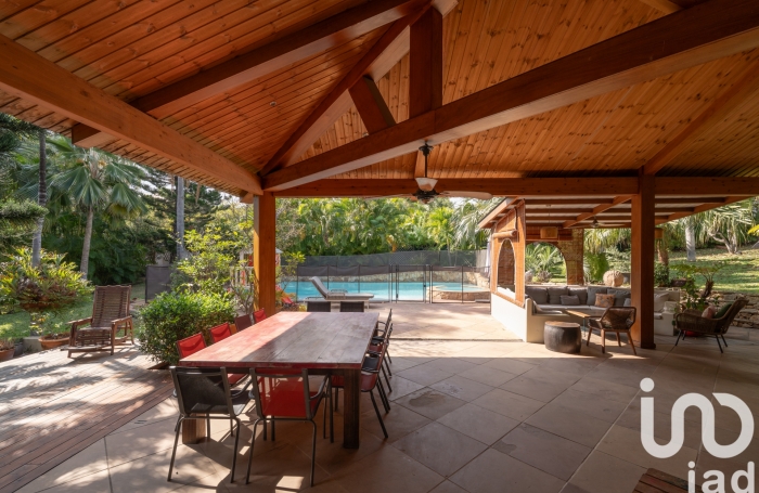 Vente Divers 500m&sup2; 7 pi&#232;ces Saint Gilles les Bains