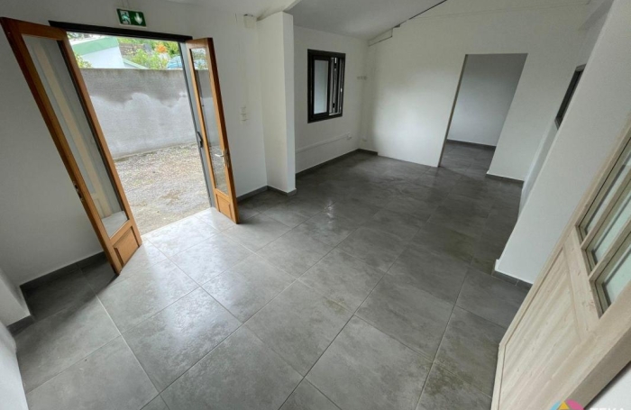 Location Local commercial 85m&sup2; 3 pièces Saint-Pierre