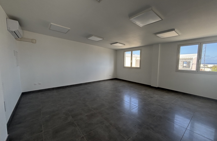 À LOUER - LOCAL COMMERCIAL - SAINT-PIERRE