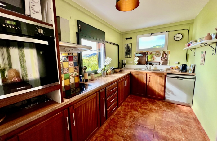 TAMPON 97430 - VILLA ATYPIQUE - BEAUX VOLUMES - VASTE PARCELLE - QUARTIER RÉSIDENTIEL