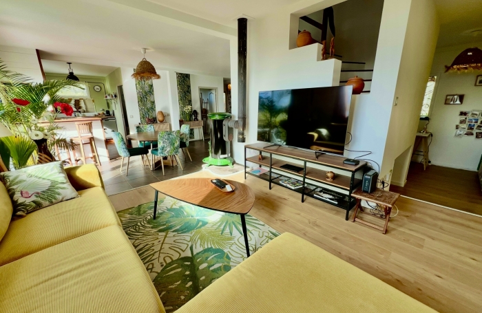 TAMPON 97430 - VILLA ATYPIQUE - BEAUX VOLUMES - VASTE PARCELLE - QUARTIER RÉSIDENTIEL