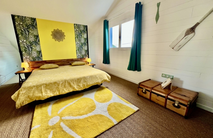 TAMPON 97430 - VILLA ATYPIQUE - BEAUX VOLUMES - VASTE PARCELLE - QUARTIER RÉSIDENTIEL