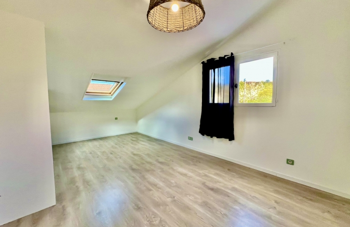 TAMPON 97430 - VILLA ATYPIQUE - BEAUX VOLUMES - VASTE PARCELLE - QUARTIER RÉSIDENTIEL