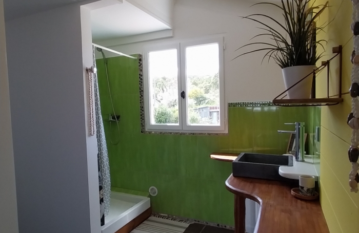 TAMPON 97430 - VILLA ATYPIQUE - BEAUX VOLUMES - VASTE PARCELLE - QUARTIER RÉSIDENTIEL