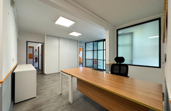 Location Bureaux 111m&sup2; 6 pi&egrave;ces Saint Denis