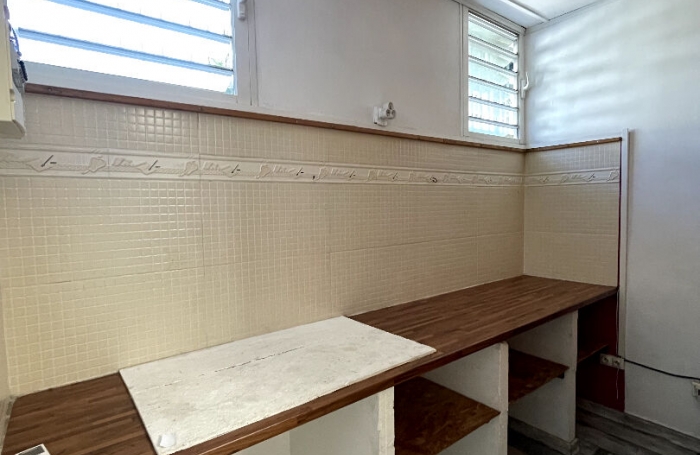 Location Local commercial 43m&sup2; 1 pi&egrave;ce Saint-Pierre