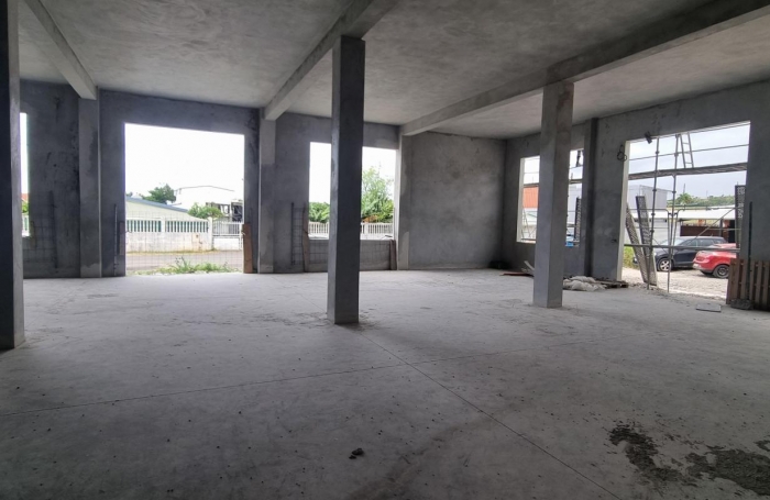 Location Local commercial 300m&sup2; 1 pi&#232;ce Sainte Suzanne