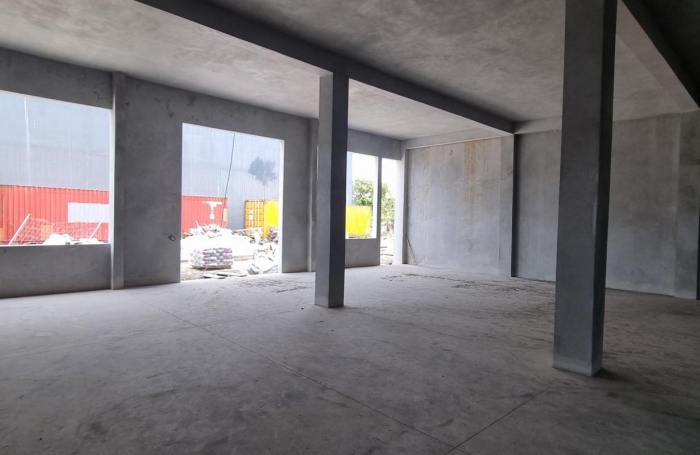 Location Local commercial 600m&sup2; 1 pi&#232;ce Sainte Suzanne