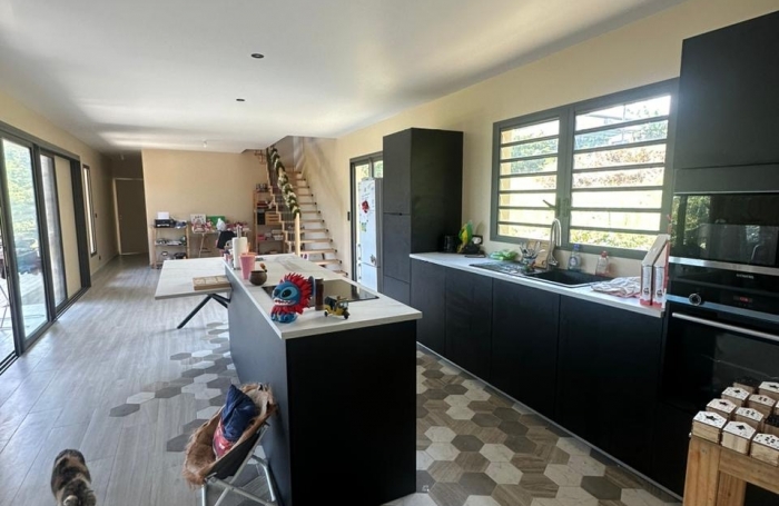 Vente Divers 140m&sup2; 4 pi&#232;ces Saint-Pierre