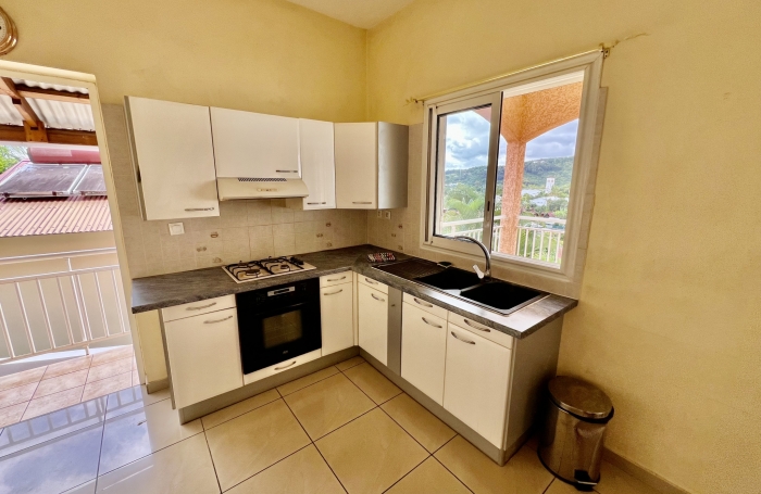 ENTRE DEUX 97414 - VILLA EN BON ETAT GENERAL - LUMINEUSE - CONFORTABLE - VUE DEGAGEE - PROCHE CENTRE