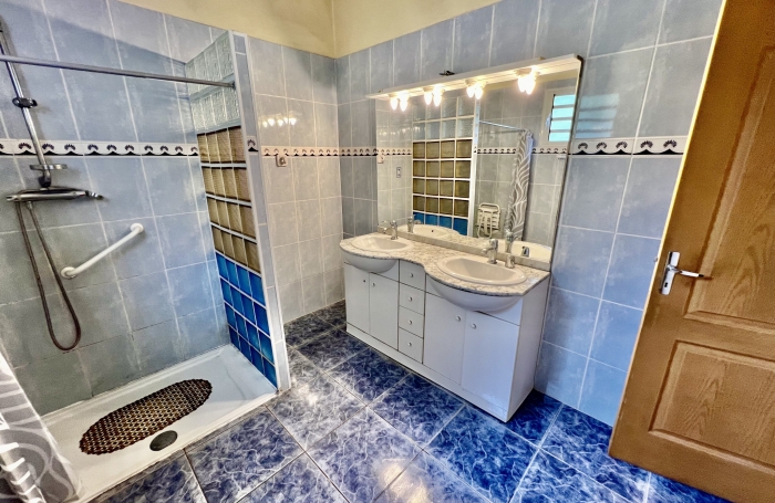 ENTRE DEUX 97414 - VILLA EN BON ETAT GENERAL - LUMINEUSE - CONFORTABLE - VUE DEGAGEE - PROCHE CENTRE