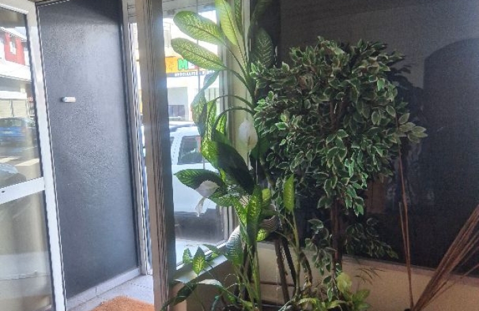 A LOUER - LOCAL de 60m2 -  CENTRE VILLE DE SAINT-PIERRE - Activités autorisées : commerce, bureau, service (Ho