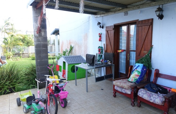 SAINT JOSEPH 97480 - MAISON A RAFRAICHIR - 2 CHAMBRES LUMINEUSES - GARAGE - QUARTIER CALME