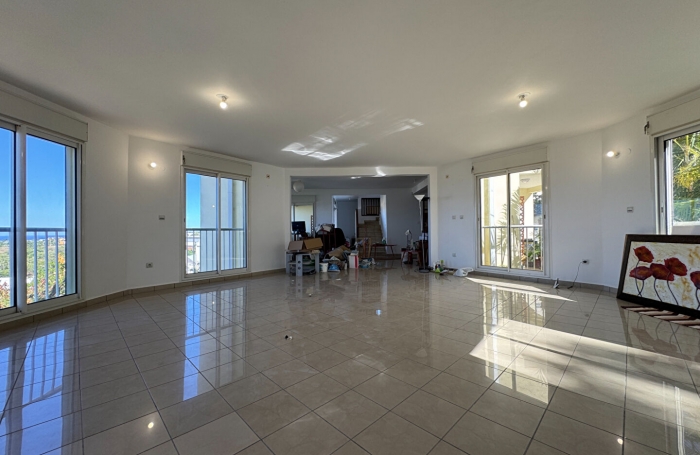 Location Maison 305.12m² 8 pièces Saint Denis