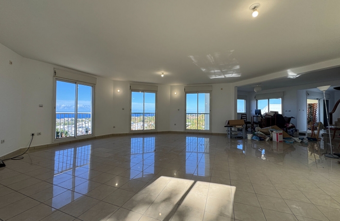 Location Maison 305.12m² 8 pièces Saint Denis