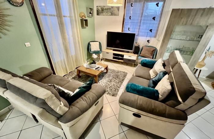 PETITE ILE 97429 - MAISON F5 LUMINEUSE - A ETAGE - VASTE TERRAIN - AU CALME