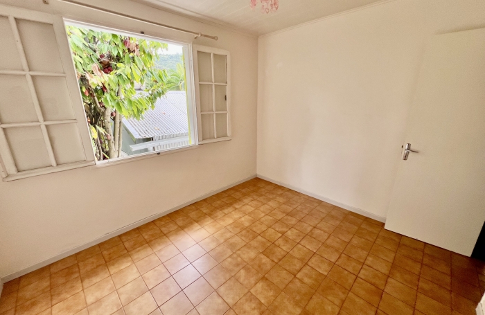 ENTRE DEUX 97414 - VILLA FONCTIONNELLE + BUNGALOW - VASTE TERRAIN ARBORE - CADRE VERDOYANT