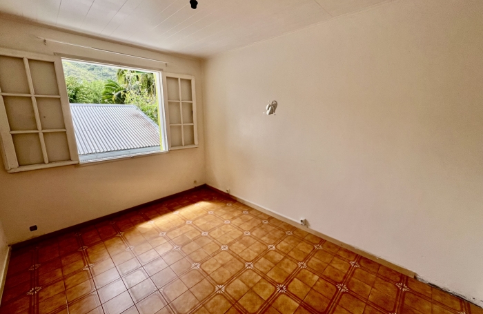 ENTRE DEUX 97414 - VILLA FONCTIONNELLE + BUNGALOW - VASTE TERRAIN ARBORE - CADRE VERDOYANT